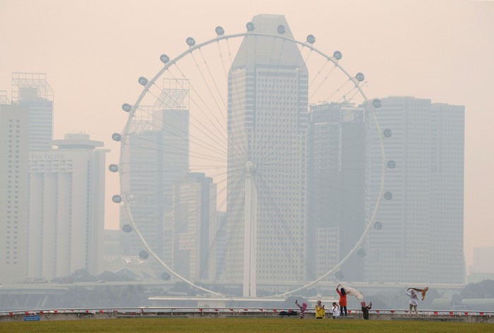 Kabut Asap Karhutla Indonesia Sampai Singapura, Khutbah Jumat Dipangkas dan F1 Terancam